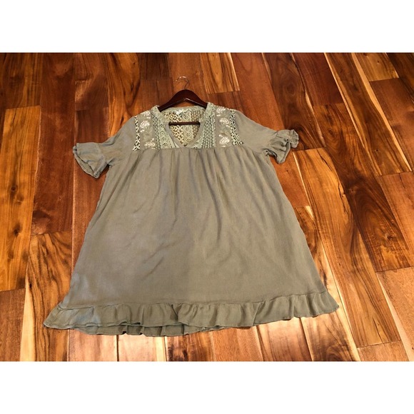 Boutique Small Top - Flowy with Lace - Soft Green - Picture 3 of 5